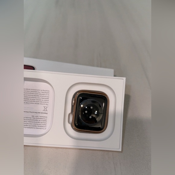 Apple Watch Series 6 40mm (Used) still in excellent condition - Picture 2 of 5